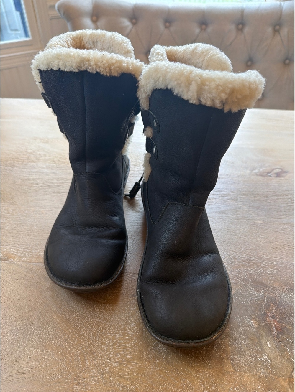 UGG Australia Akadia Black Leather Shearling Lined Winter Boots Womens Size 10